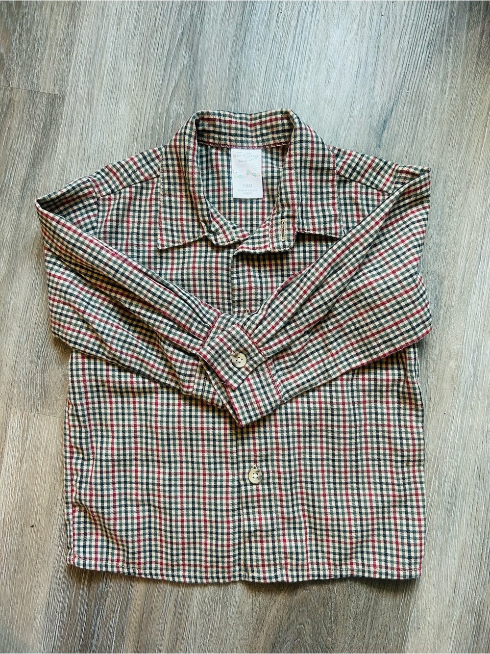 Casual Plaid Button-Up Shirt in Red and Green